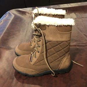Chase & Chloe Winter Boots Size 5.5. Never worn